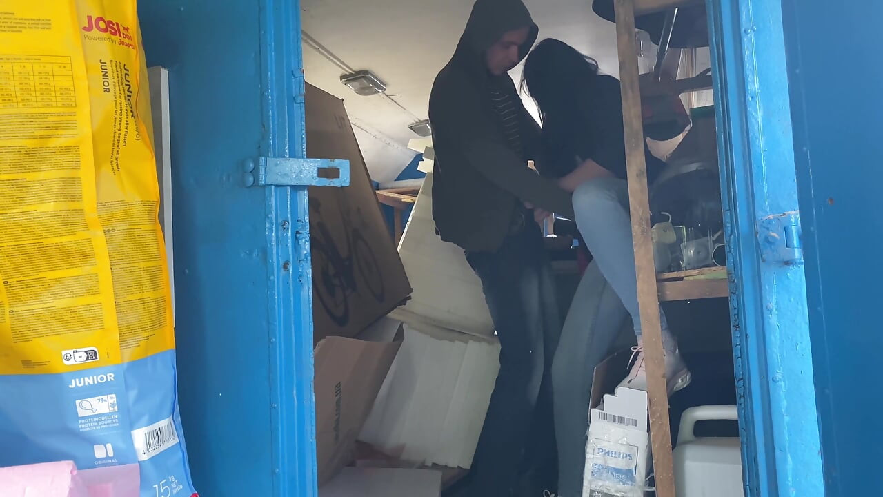 Pracownik magazynu mocno przeleciał kierowniczkę prosto na pudła i postawił ją na miejscu
