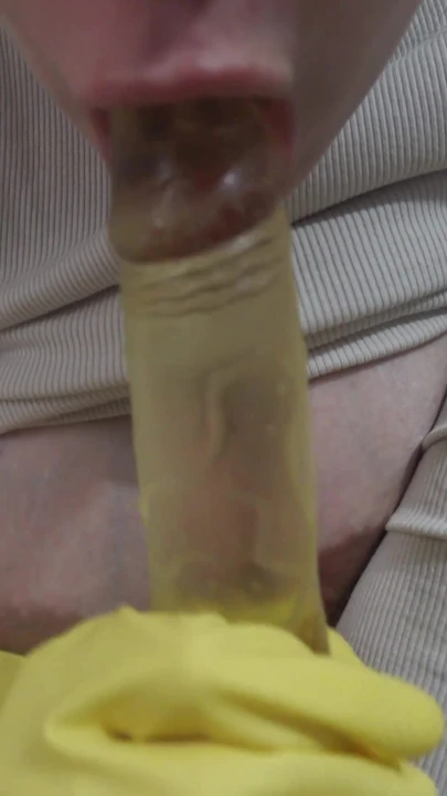 我怀孕的妻子戴着黄色的盘子手套自慰, 并谈论她有多喜欢戴着碗手套自慰并想要