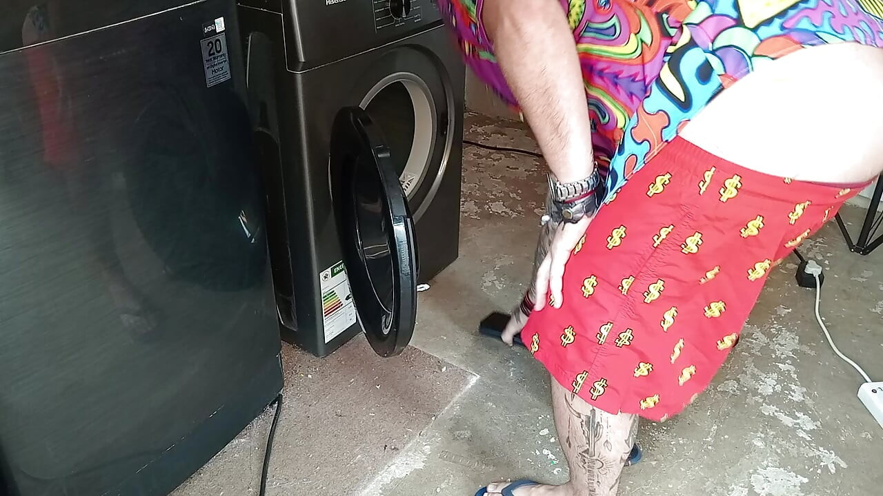 彼女は乾燥機に体を挟まれてしまった。