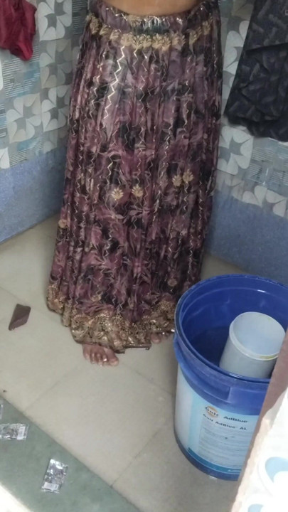 Desi hot pushpa bhabhi bathroom me naha rahi thi tab devar ne video bana liya