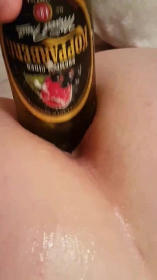 BBW wird mit Flasche in den Arsch gefickt