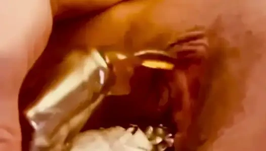 Милфа долбит свою киску