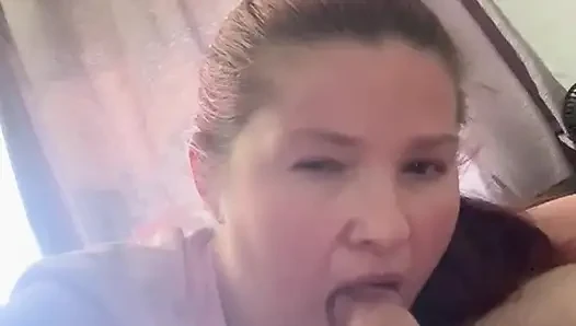 Сосет его мясистый член