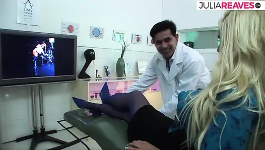 Ateşli kızlar büyük bir yarak emdikten sonra sırayla sikiliyor