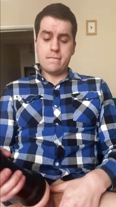 Lindo chico se masturba, dispara su carga y se come su propio semen