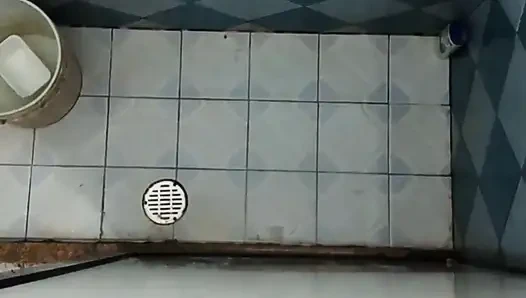 Cep telefonumu baldızımın banyosuna koydum ve o fark etmeden kaydettim