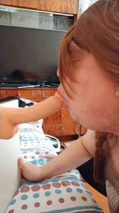 Sissy Aleksa ist glücklich, einen Dildo zu lutschen