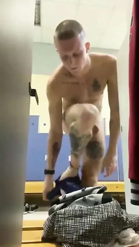 在更衣室里, 锻炼后都湿了, 路过的男人很兴奋