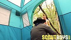 Scoutboys muscoloso orso scopa i figli maschi nei boschi