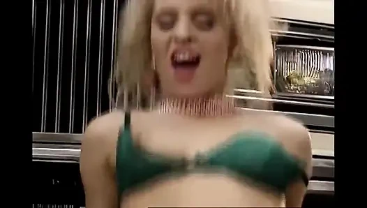 Edepsiz garaj! Yumruk, sidik, lavman tamircileri!