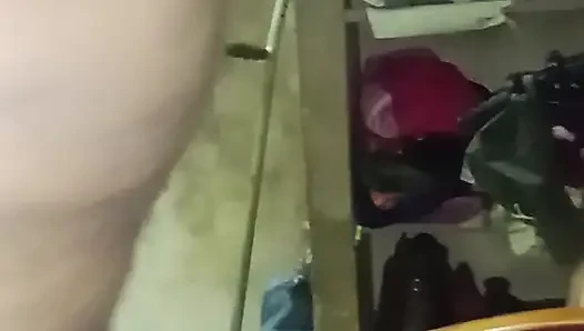 Tamil kadın kocasının önünde kıyafetlerini çıkarıyormuş gibi yapıyor