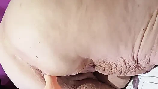 Pantat bahenol si pengasuh gemuk ini dientot habis-habisan sampai matanya menerang keenakan