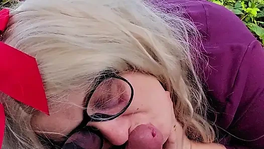 Сучка-блондинка сосет куколд папочки