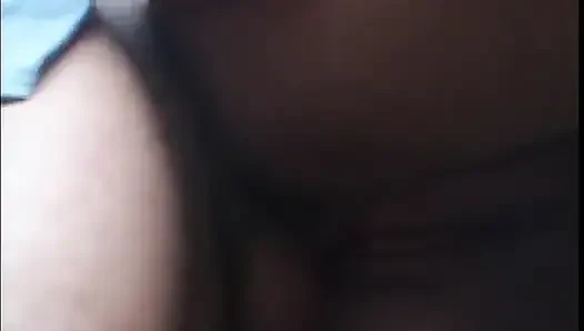 Heteroseksüel çift açık havada anal seks yapıyor ve sonra aygır amına boşalıyor