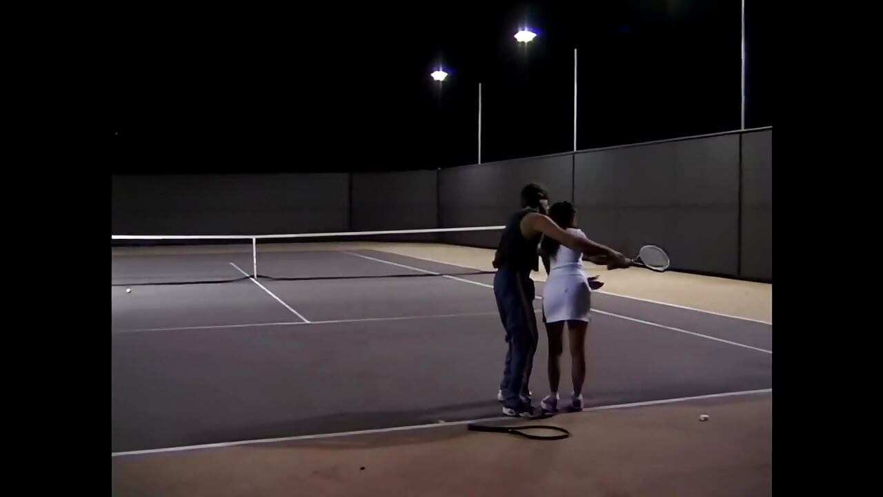 זונה צעירה נדפקת בלילה על ידי אדון הטניס