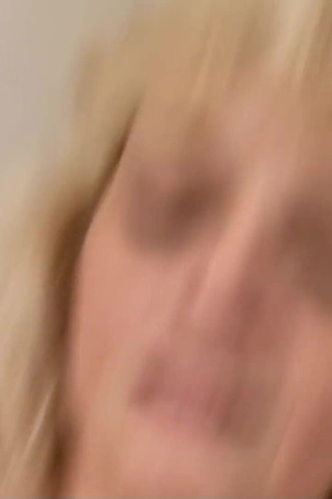 Blonďatá babička Evelin s extrémně chlupatou kundičkou ošukaná černým tlustým ptákem v mezirasovém