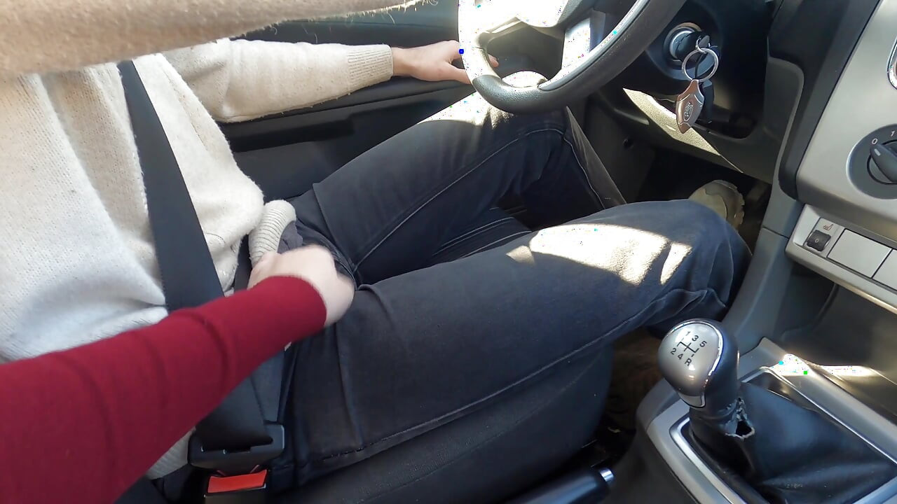 Vrouw wil neuken in de auto en berijdt mijn harde pik voor een lekker en natte creampie