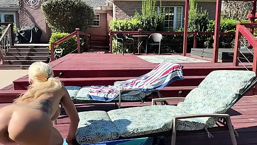 Tatiana ve Ian havuz başında harika seks yapıyor