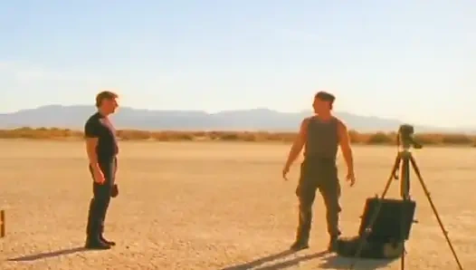 Залитая мочой крошка-блондинка стояет на коленях для Золотого дождя пустыни