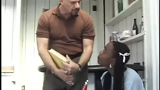 Черная школьница любит сосать белый хуй
