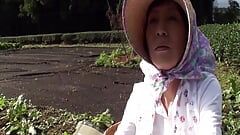 M615G11 Uma mulher madura que dirige uma plantação de chá em Shizuoka, decide aparecer aV há alguns anos! Sexo na plantação de chá!
