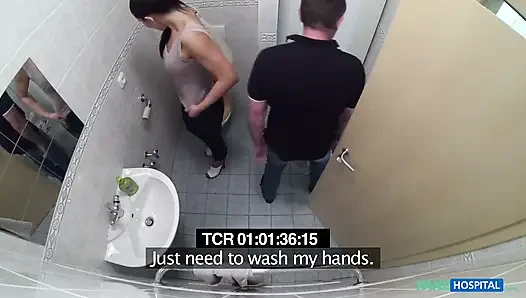 Fake hospital - edepsiz orta yaşlı seksi erkek delisi valentina ross kocası beklerken sikiliyor