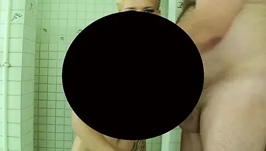 Fransa'dan büyük memeli sarışın orta yaşlı seksi kadın banyoda gırtlağına kadar alıyor