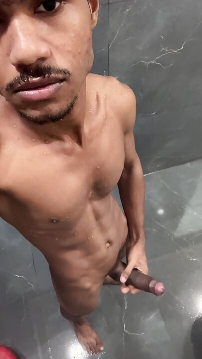 Молодий хлопець мастурбує