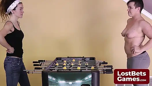 Striptizli bir langırt oyunu sonunda şaplak atma ikramı vaat ediyor