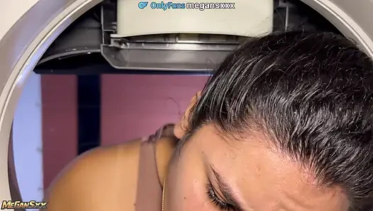 Çamaşır makinesine sıkışıyorum ve komşum beni itiyor
