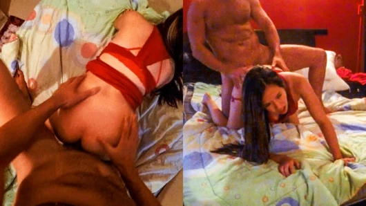Echtes kolumbianisches Schätzchen hält sich am Bett fest und nimmt ein Doggystyle-Hämmern