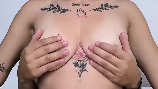 Küçük doğal göğüslerime yağ sürüyorum