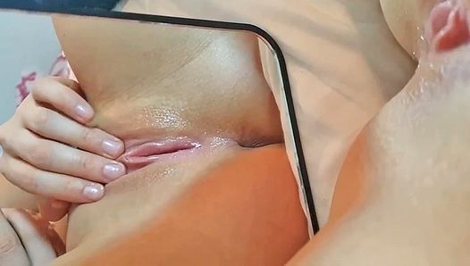 Она сняла на телефон, как ее киска течет во время мастурбации