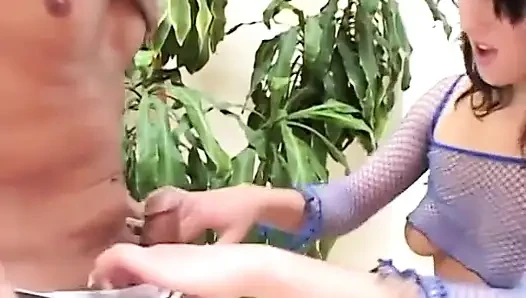 Cewek sange ini suka banget ngentot kontol dua cowok gagah dalam adegan seks threesome hardcore