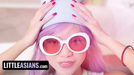 Little asians - zierliche asiatische süße vina sky mit rosa haaren, verlorenes spiel und bekommt ihre kleine muschi gebohrt