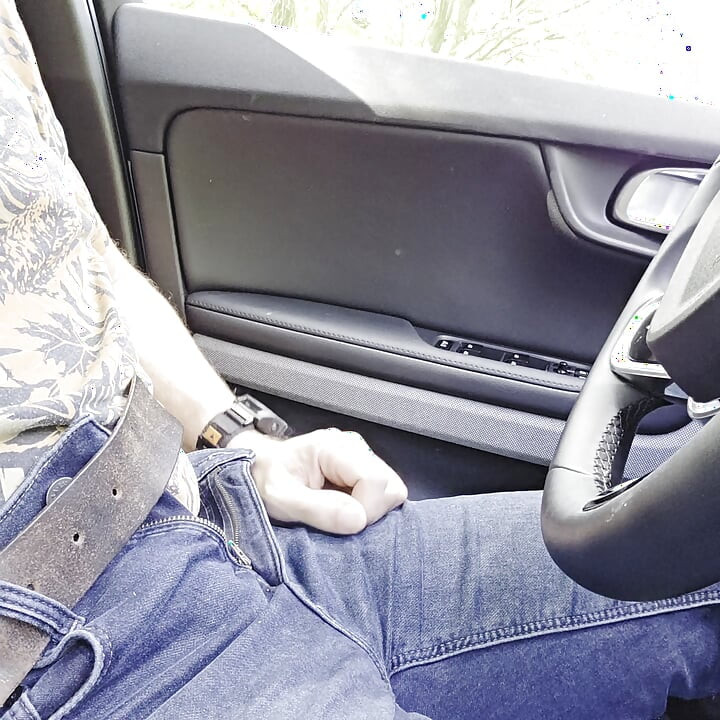 Trebam dodirnuti moj kurac u autu na javnom parkiralištu