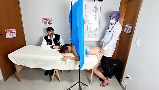 Evli kadın kocasının yanındaki doktora götünü göstermek için jinekologa gidiyor