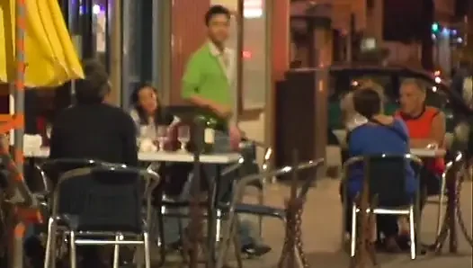 Güzel götlü piliç kanepede ateşli yarağa biniyor
