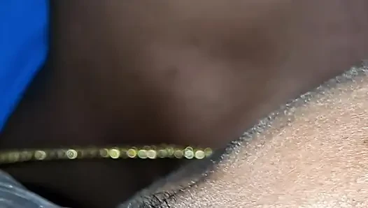 Hintli evli kadın kocasının yarağını emiyor ve ağzına boşalıyor