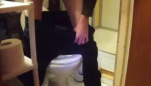 Am Klo durch die Hose gepisst