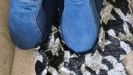 Bleibt ignoriert an meinen stinkenden und schmutzigen Füßen