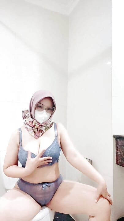 Hijab tobrut playing in the bathroom