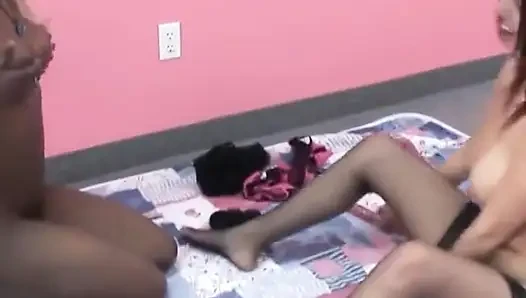 Irklararası lezbiyen çift birbirlerini iki yollu dildoyla sikiyor