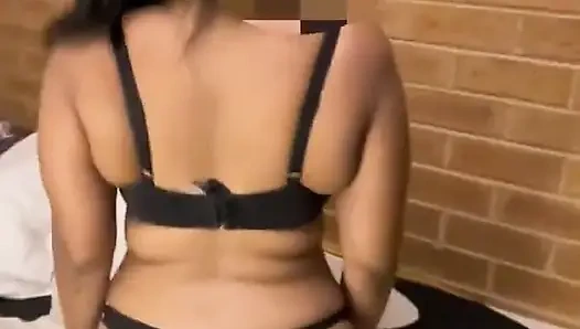 Gadis sange ini lagi buka baju di depan pacarnya