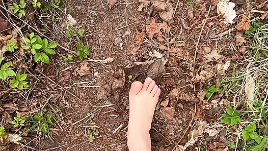 Barfuß im wald gehen - Fußfetisch - nackte Füße!