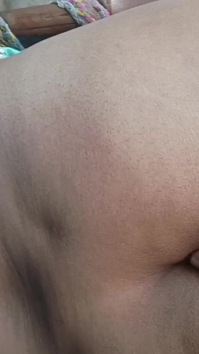 在村里，邻居的女儿给她的邻居打电话，给他喂她的甜牛奶（真棒性爱视频） | 短片 1