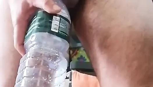 Boş şişeye üç kez işiyorum ve sert penisimle oynuyorum!