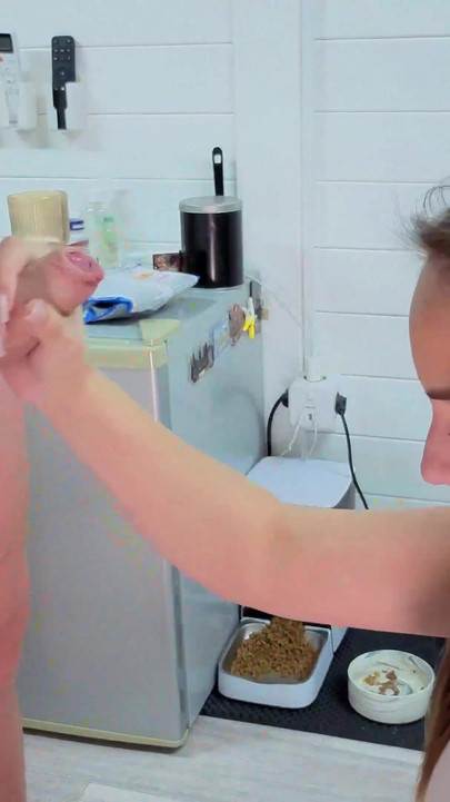 부모님은 사라졌는데, 이는 제 달콤한 이복 여동생이 방에 혼자 있다는 것을 의미합니다. 올미링크스 미스스비키 | 클립 1