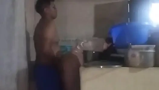 Bosku datang ke dapur untuk ngentot aku habis-habisan, aku sange banget!