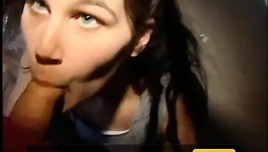 Юная брюнетка сосет большой член и ее трахают раком в любительском видео